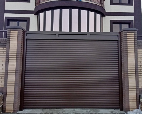 Роллетные ворота Алютех серии Prestige со сплошным алюминиевым профилем роликовой прокатки AG/77 с доставкой в Скадовске 